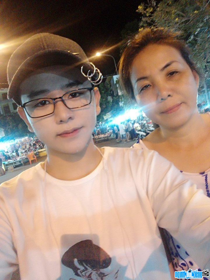 Luong Hoang Phuc hotface photo and mother