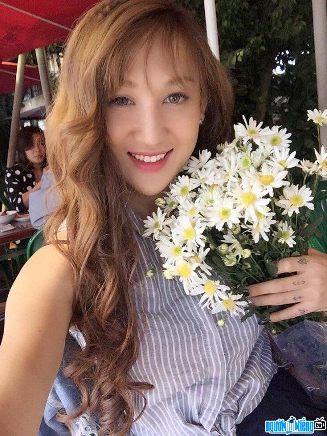  Bao Anh transgender hotface is beautiful and gentle with daisies