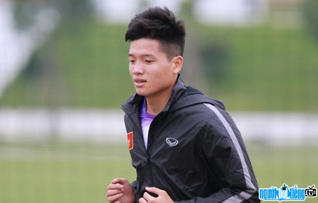  goalkeeper Phi Minh Long hard at work on the training ground