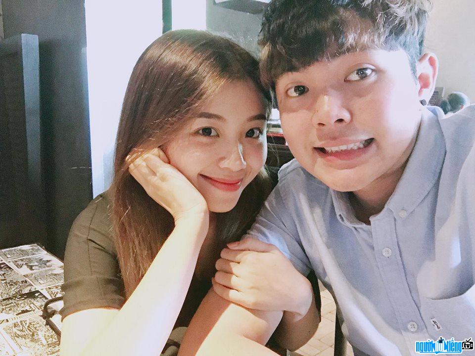  Photo of singer Andiez Nam Truong lovingly with his girlfriend