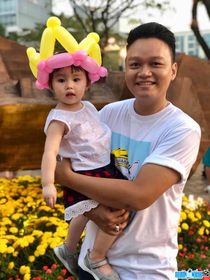 Actor Quach Cung Phong with his daughter