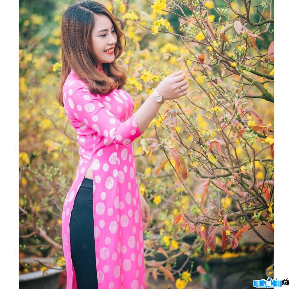  Picture of singer Thu Ngan The Voice competing with spring flowers