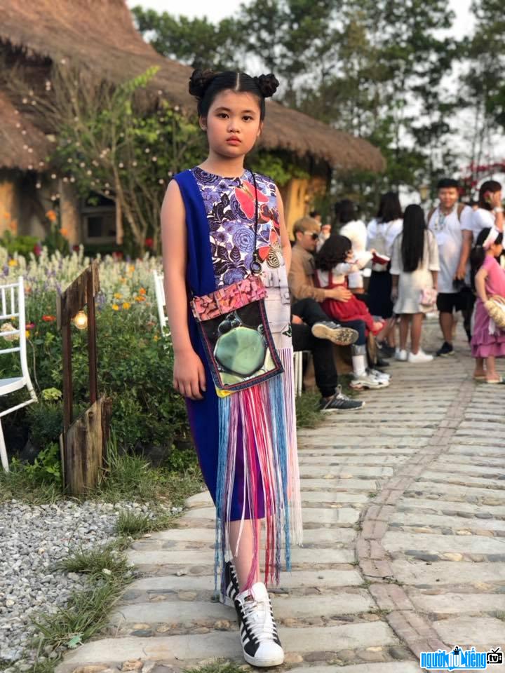 Hình ảnh người mẫu nhí Nguyễn Ngọc Trang Anh tại một sự kiện thời trang