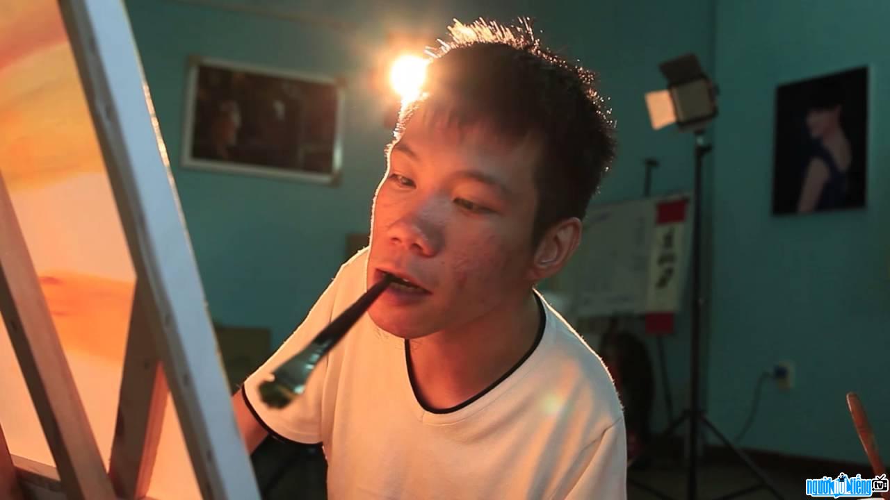  Le Minh Chau is a disabled painter who inspires many young Vietnamese people