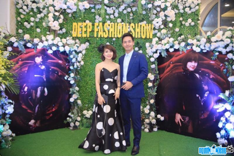  Photo of PWD Tuyet Le with MC Phan Anh at a fashion event