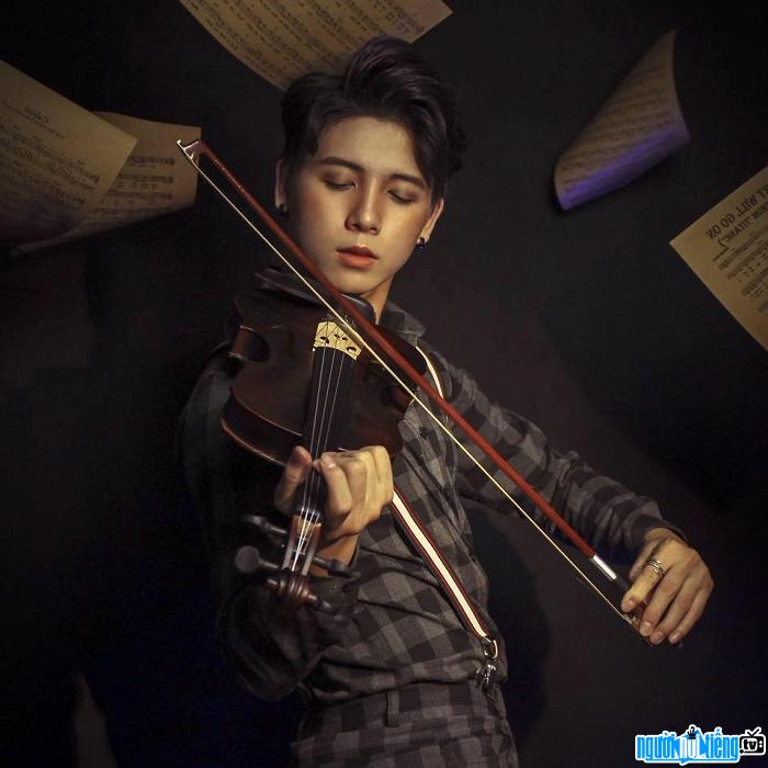 Hot boy Bo Bắp hóa thân thành nghệ sĩ Violin