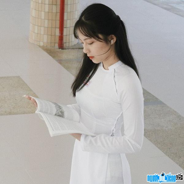  Hot girl Pham Le Khanh Linh is pure and beautiful with a white ao dai