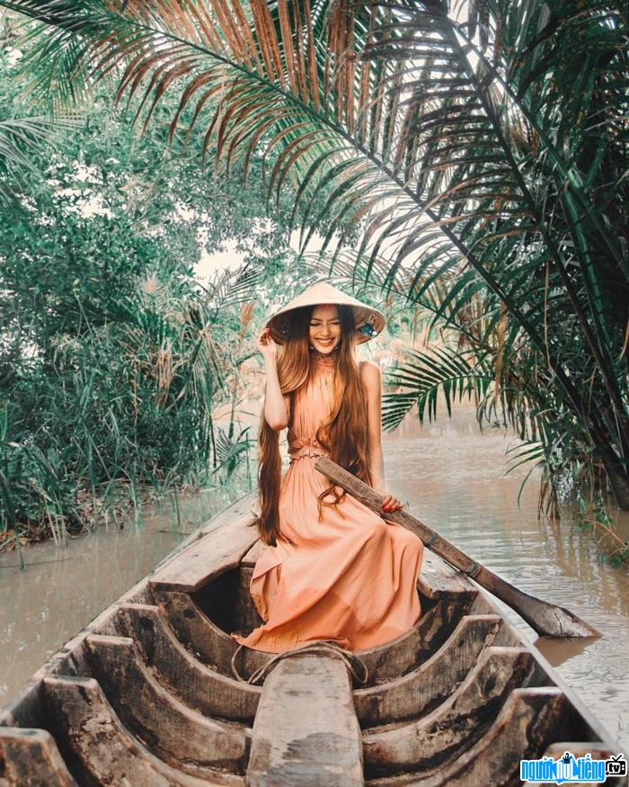  Hot girl Sarah Tran rowing a boat in Tra Vinh