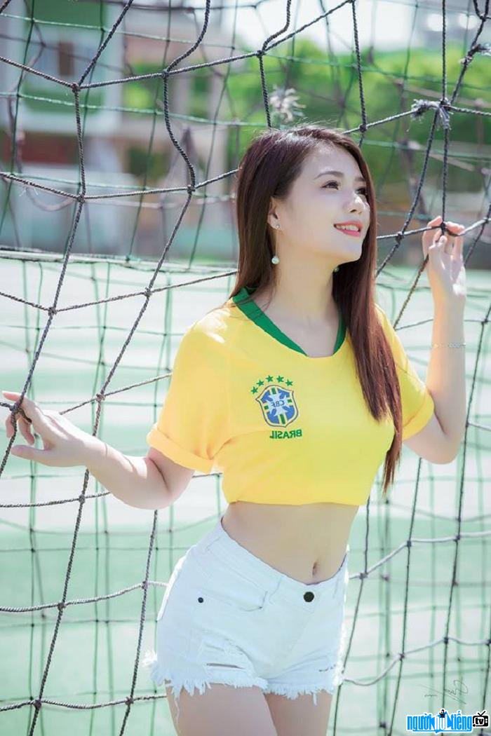  Hot girl Le Song Ngan cheers for the 2018 World Cup