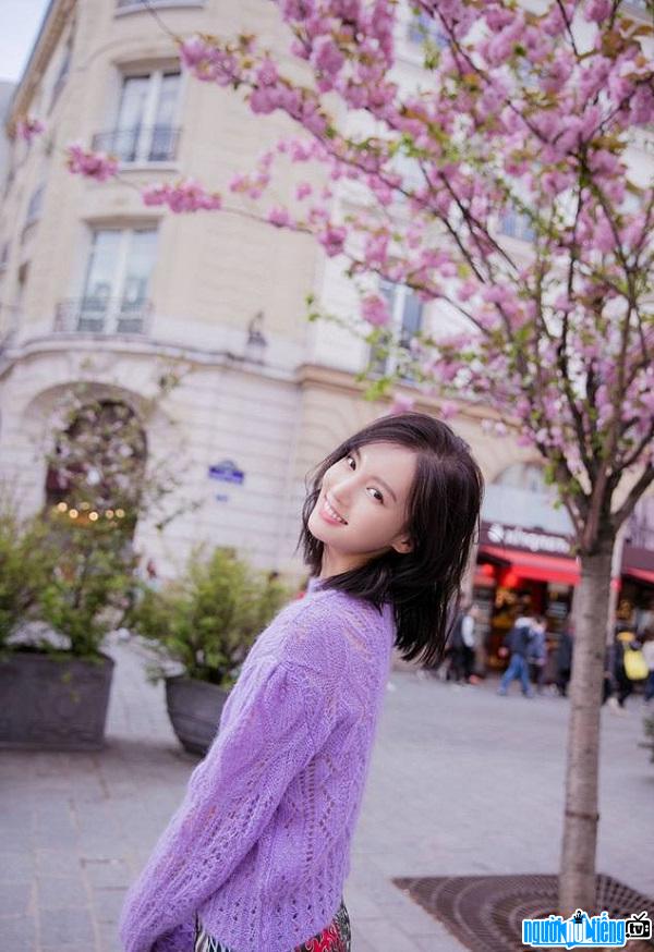  Actress Kim Than's bright smile