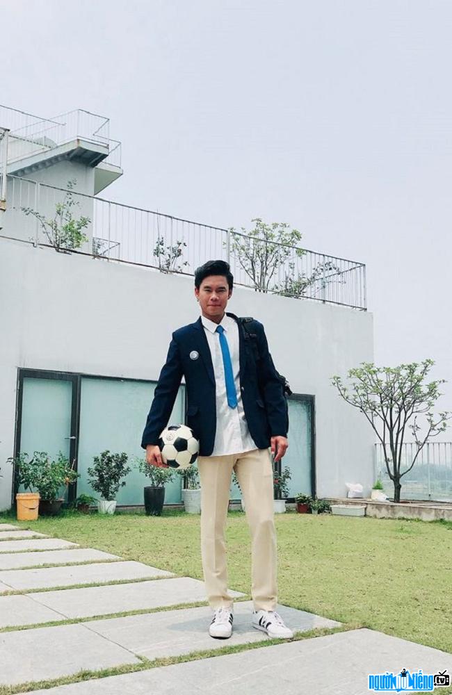  Actor Hoang Jacob has an impressive height of 1m87