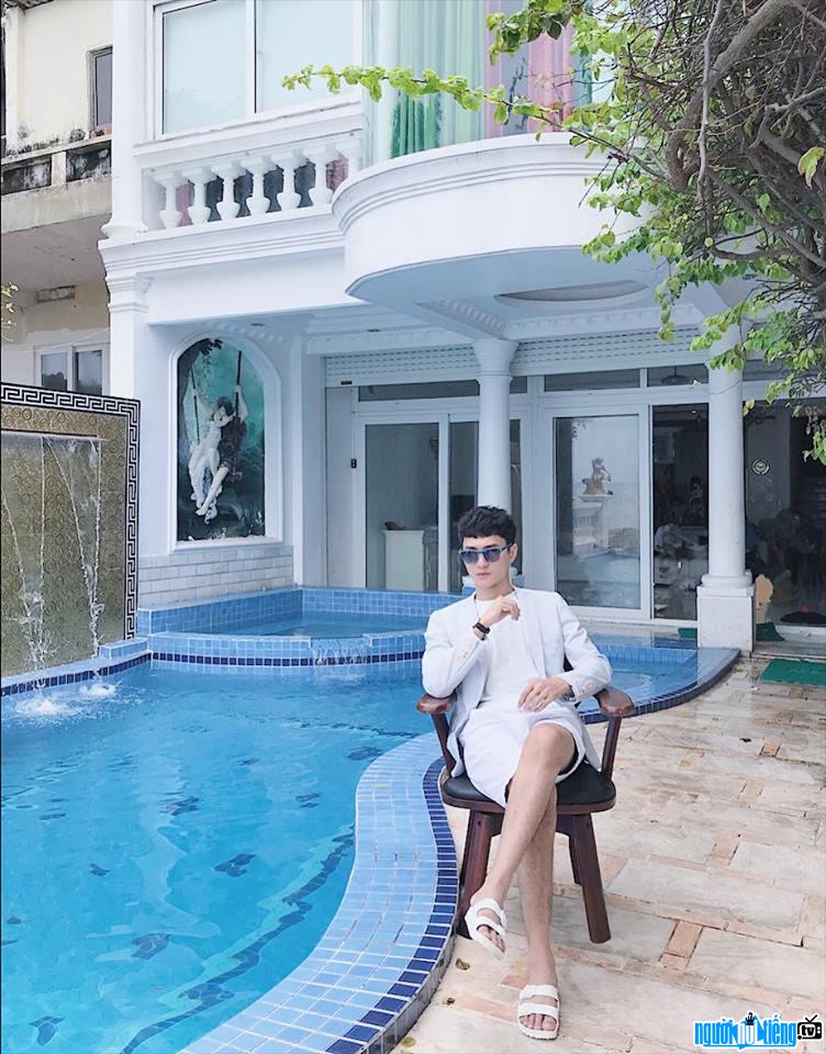  Hot boy Tran Viet Ly showing off his luxurious life