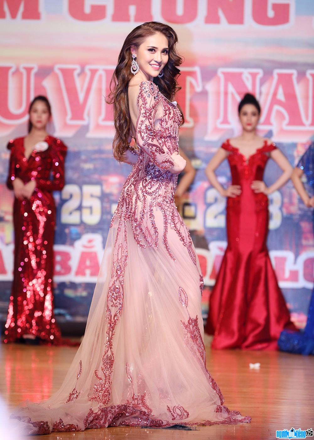  Gia Hoa shines in the evening gown competition