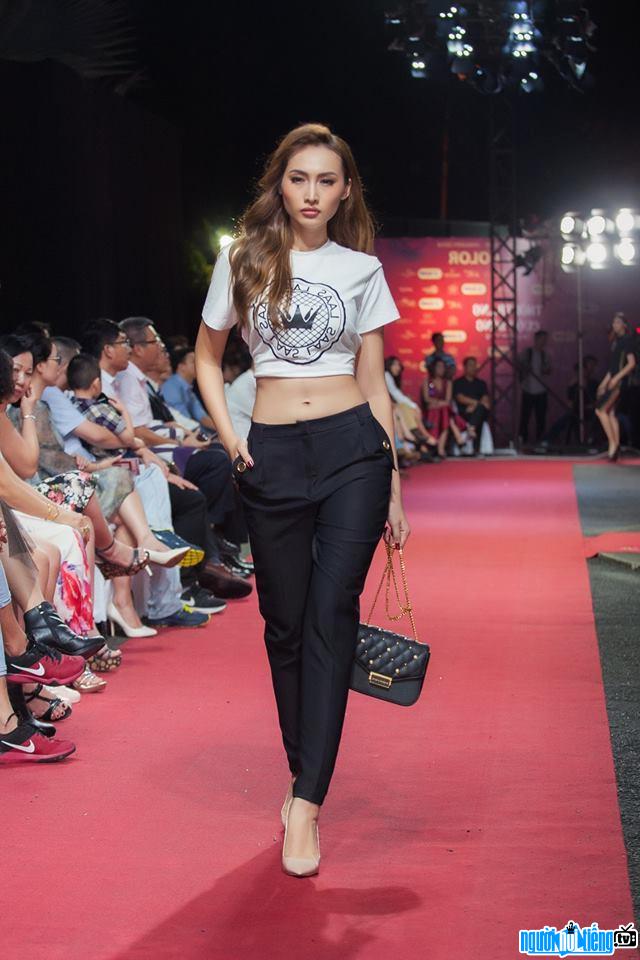 Hình ảnh người mẫu Tô Uyên Khánh Ngọc đi catwalk vô cùng chuyên nghiệp
