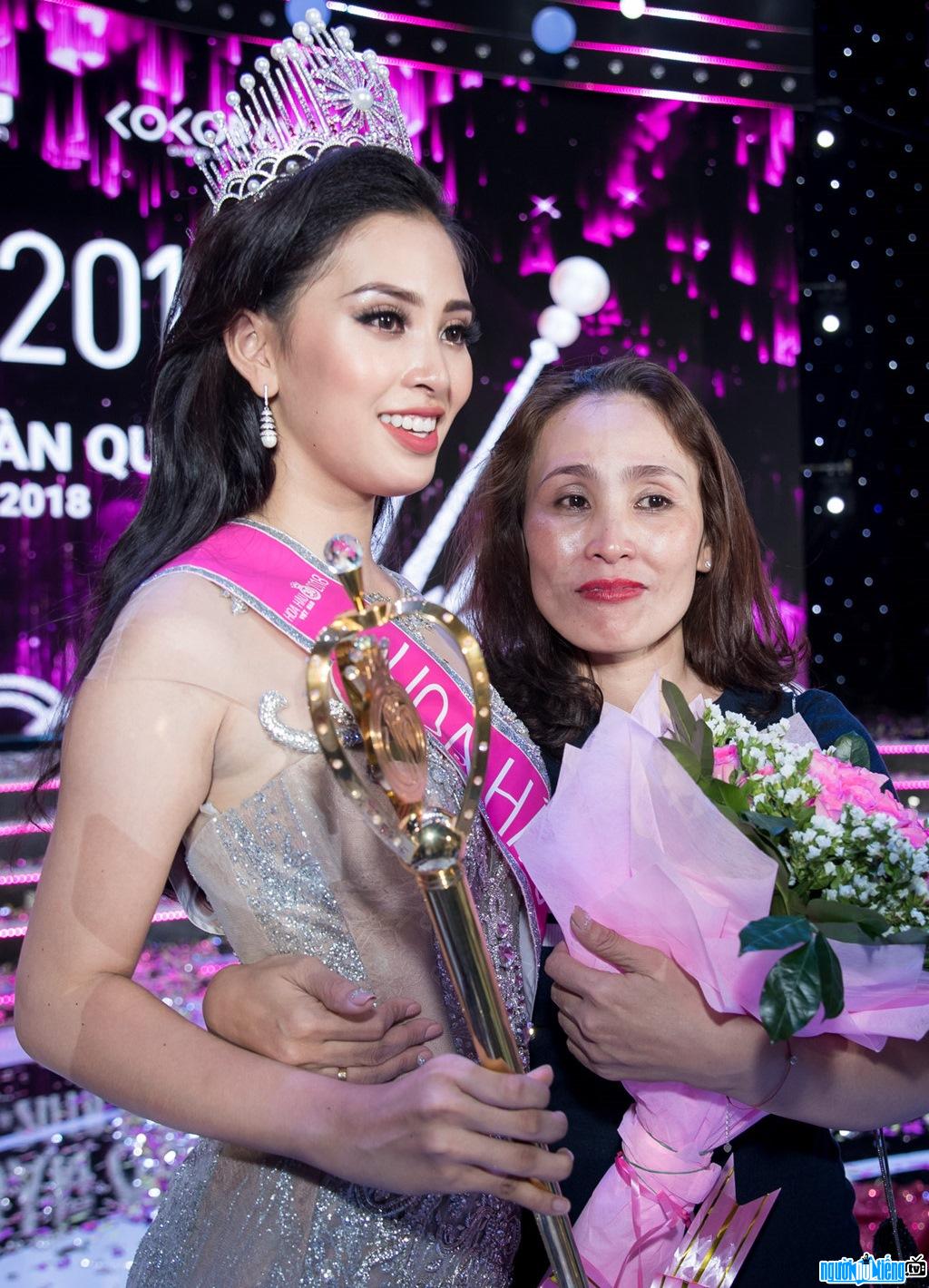  Photo of Miss Tran Tieu Vy and her mother after the moment of coronation