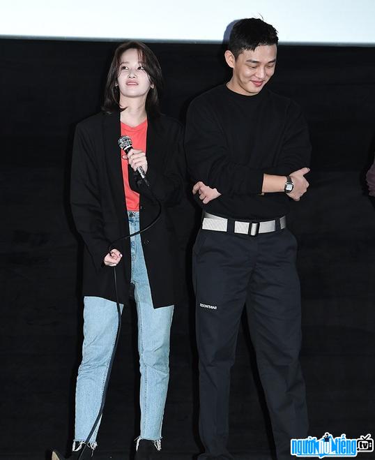 A photo of actor Jeon Jong Seo and actor Yoo Ah-in at the movie premiere event "Burning"