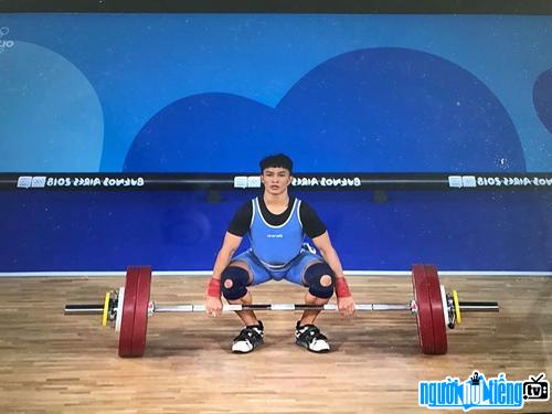  weightlifter Ngo Son Dinh won a gold medal at Youth Olympic 2018