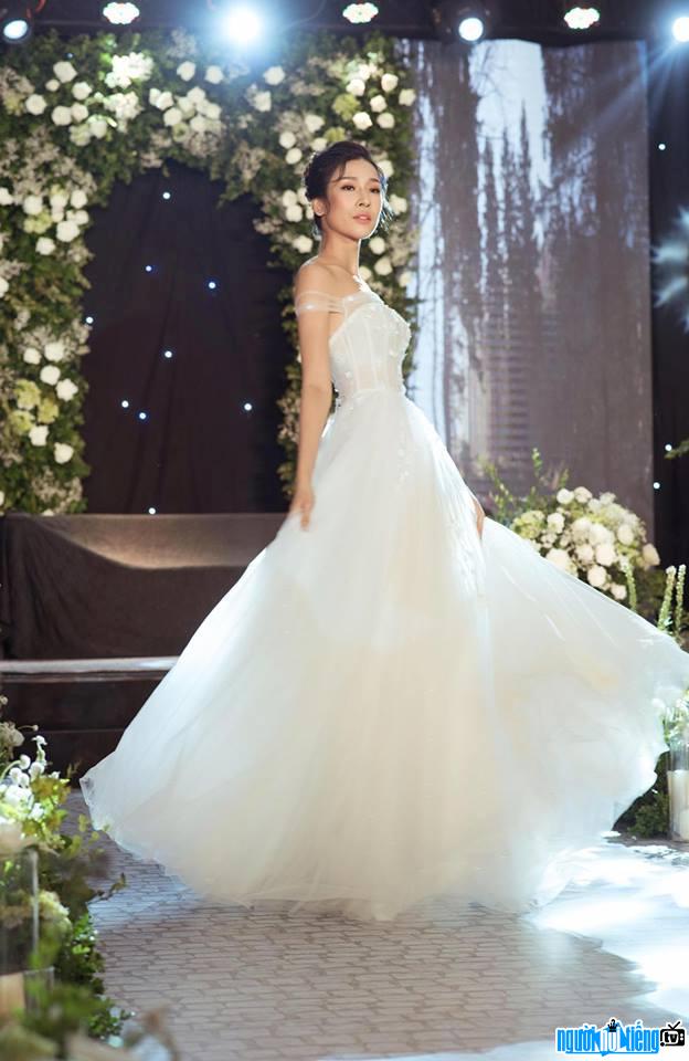Hình ảnh người mẫu Bùi Thảo Phương đẹp tinh khôi với váy cưới
