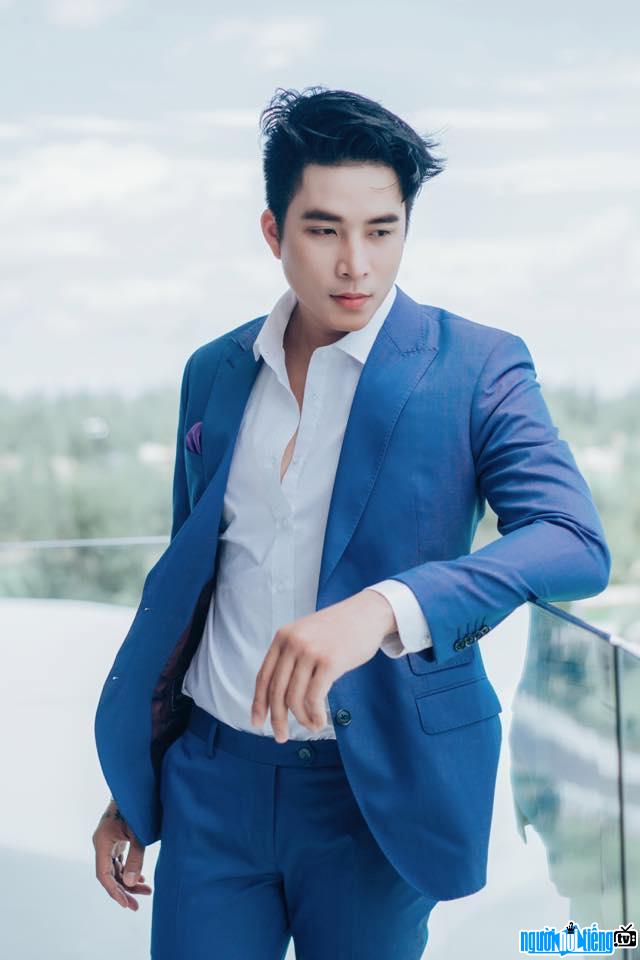  New image of singer Manh Dong