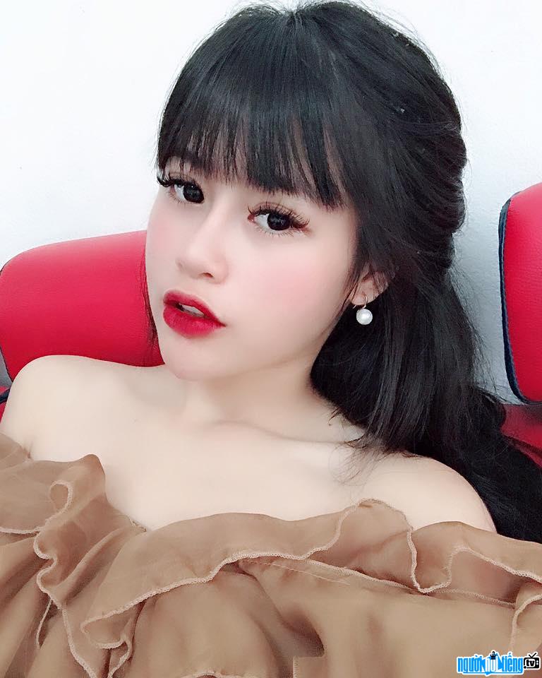  Hot girl Pham Yen Trang owns tens of thousands of followers on social networks