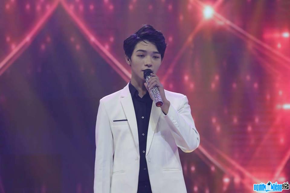  Image of hot boy Nguyen Hoang Thuc on the stage of the program "Who's voice"