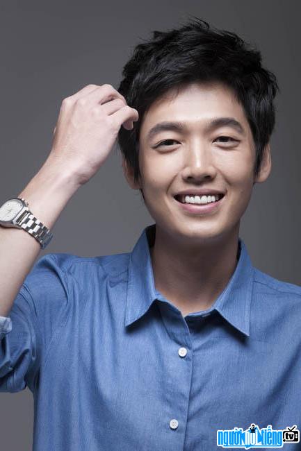 A new photo of actor Jung Kyung Ho