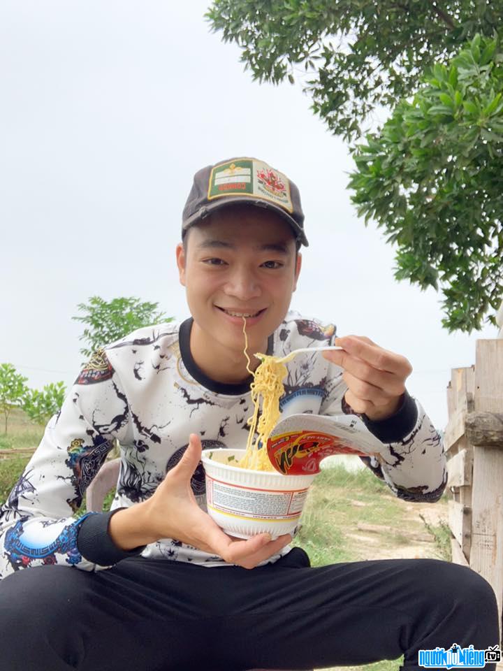  Picture of Vlogger Huu Bo Vlog eating noodles