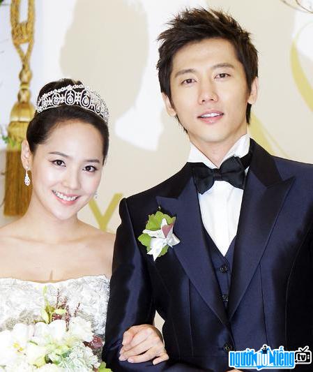 A photo of actor Ki Tae Young happily with his wife on his wedding day