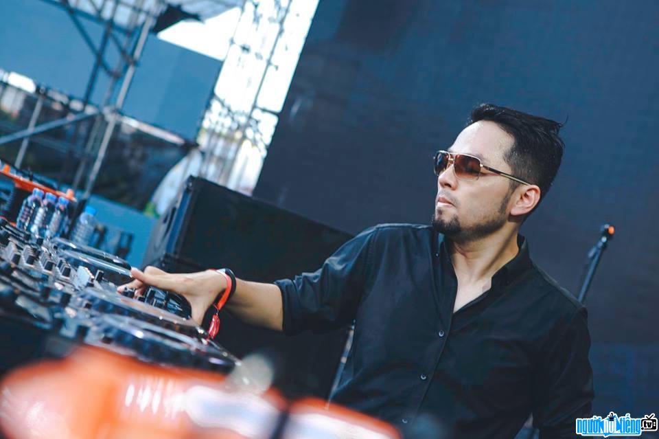 Kruise is one of the familiar DJs of the 8X generation