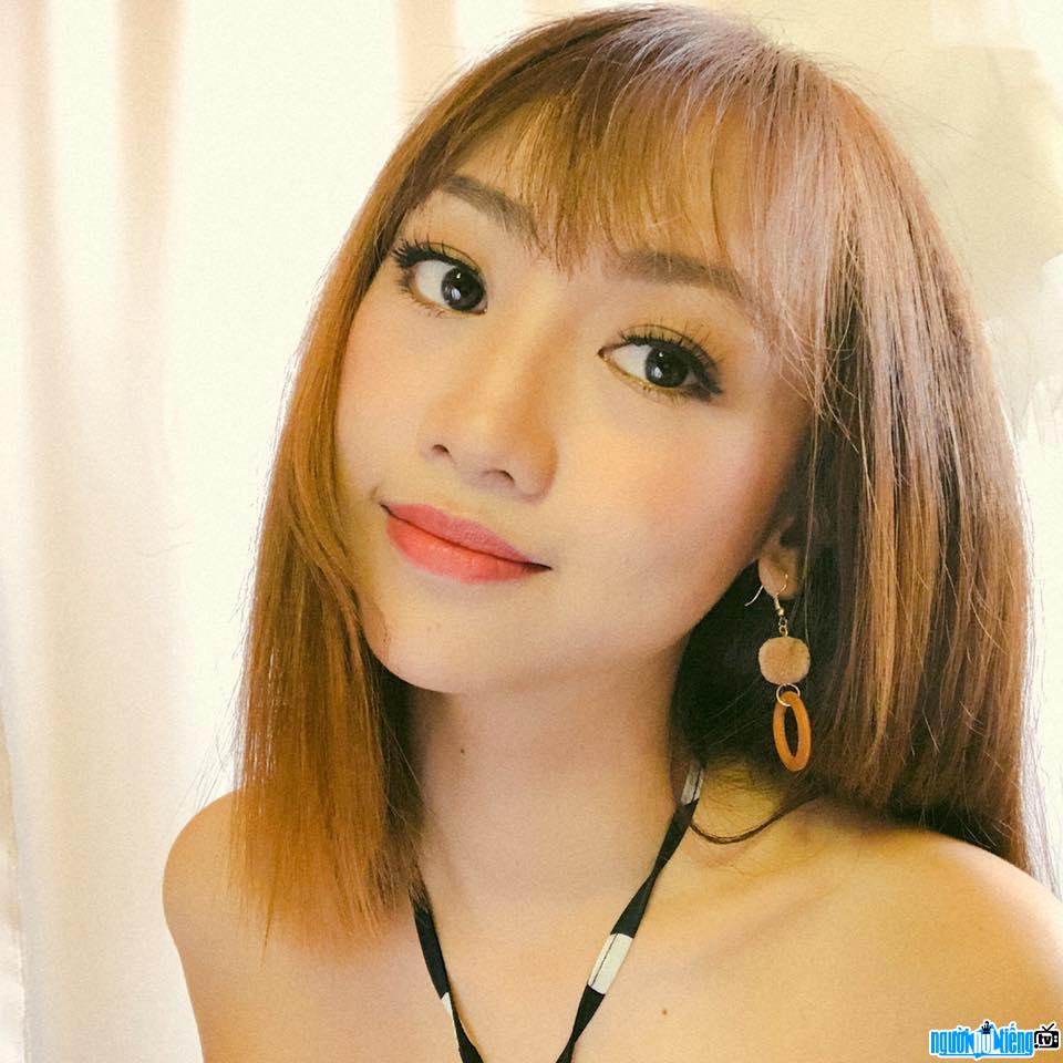 A close-up of actress Tuyet Anh's beautiful face