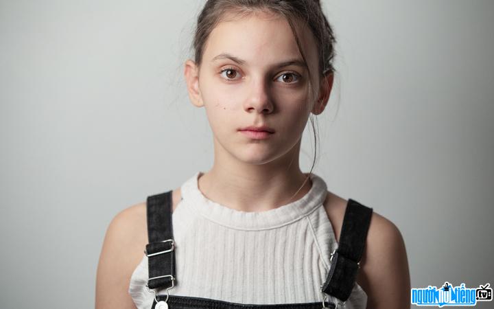New picture of child star Dafne Keen