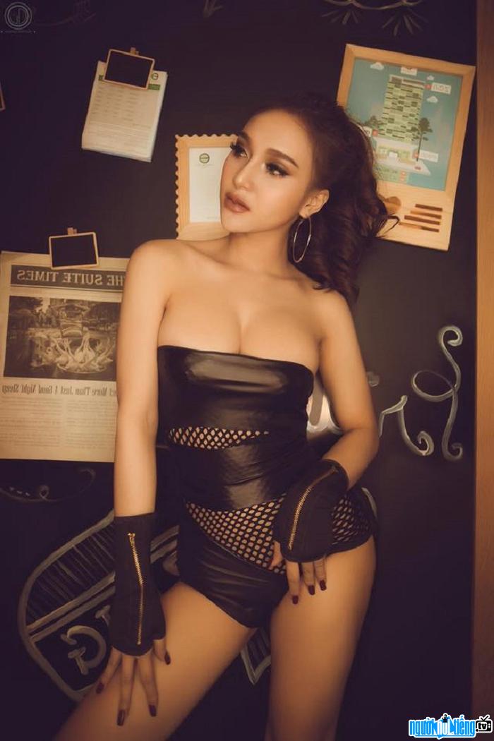  Perfectly beautiful face and attractive body of hot girl Huyen Trang (Trang Tay)