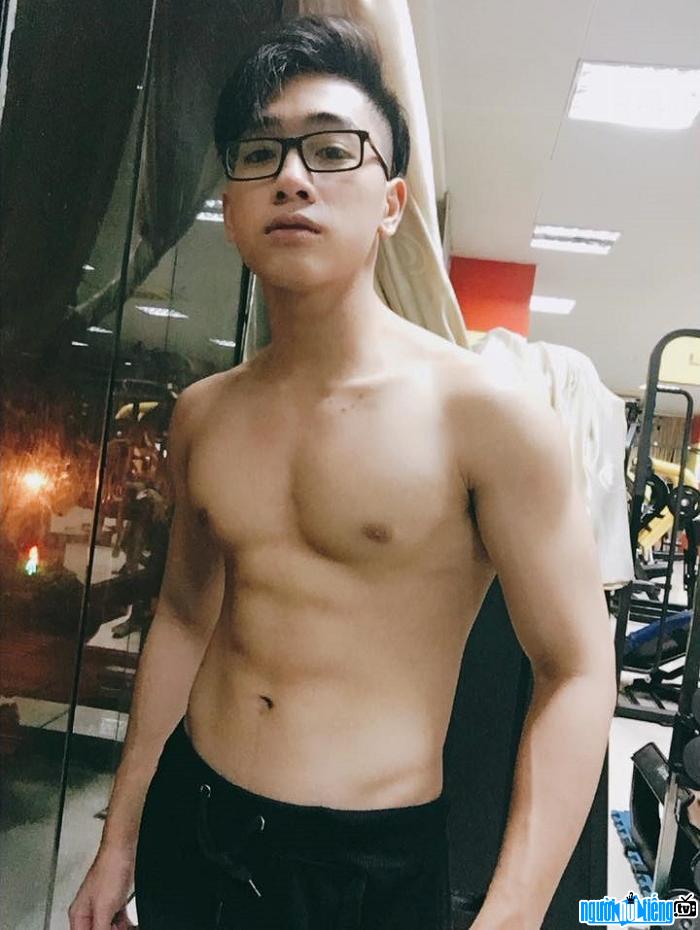  The sexy body of hot boy Le Bao