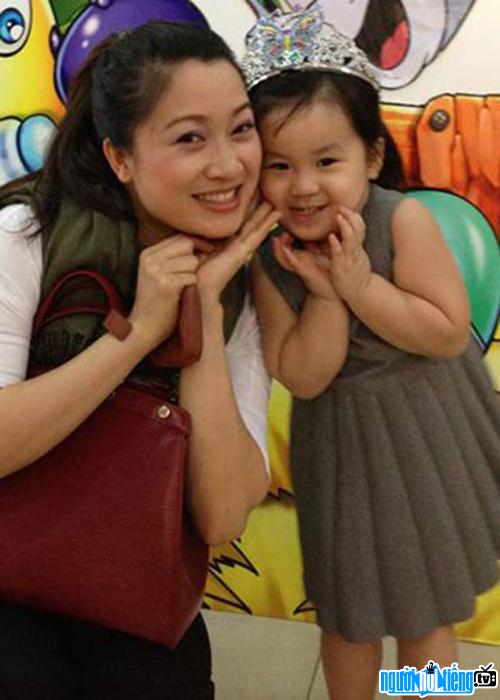 A photo of actress Thu Nga happy with her daughter