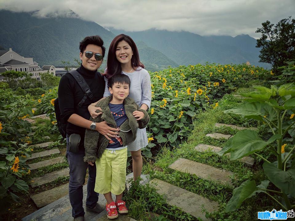  Picture of MC Thanh Phuong happily with her husband and children