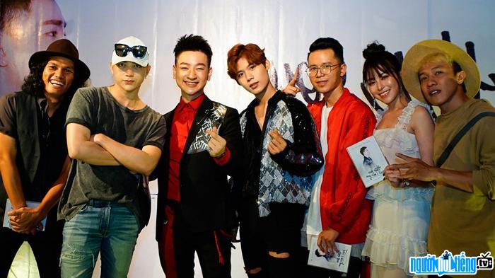  Photo of singer Tung Mini and friends at the launch of his new music product