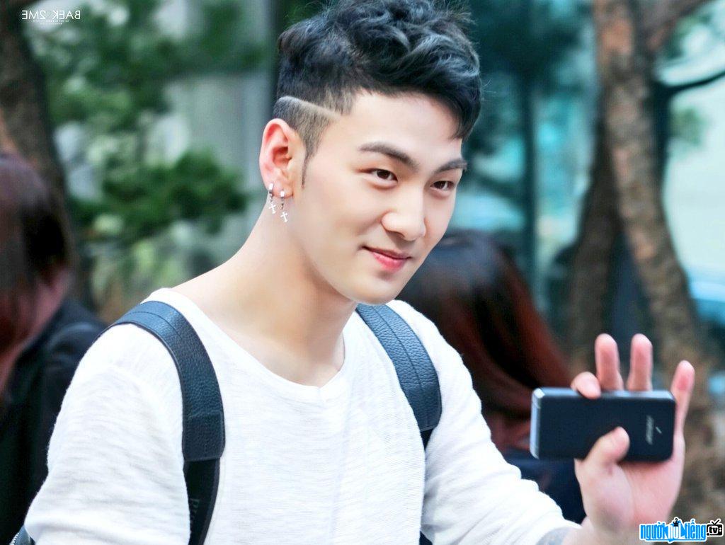 Picture of handsome and handsome singer Baekho
