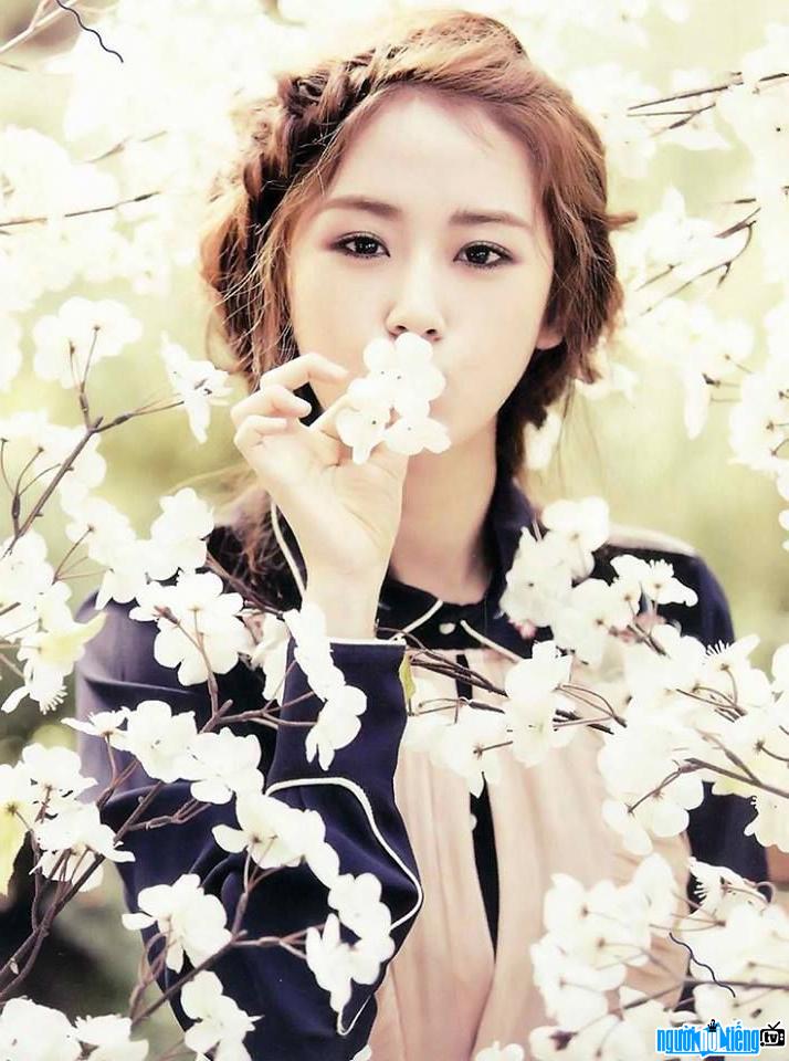 Hình ảnh ca sĩ Gayoon đọ sắc cùng hoa