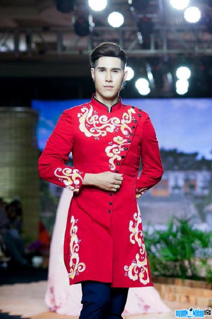  Model Nguyen Anh performed ao dai on the catwalk