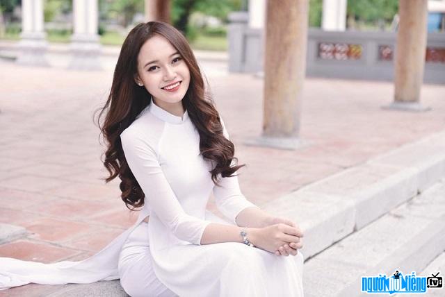  Hot girl Tran Anh Thu is gentle in traditional ao dai