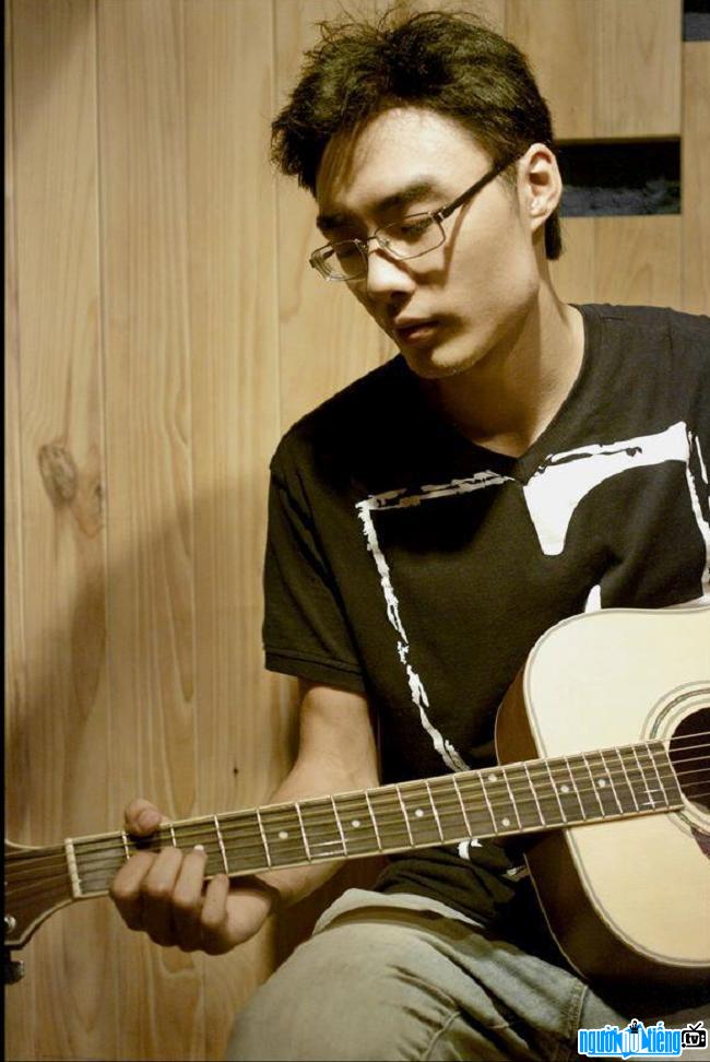 Hiện tượng mạng Hà Tuấn Minh hiện đang là giáo viên dạy Guitar