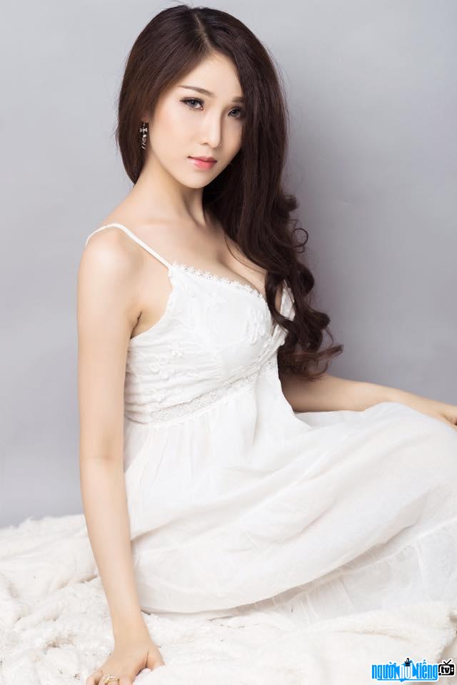  Image of hot girl Cao Phuong Oanh seductively with a 2-piece dress