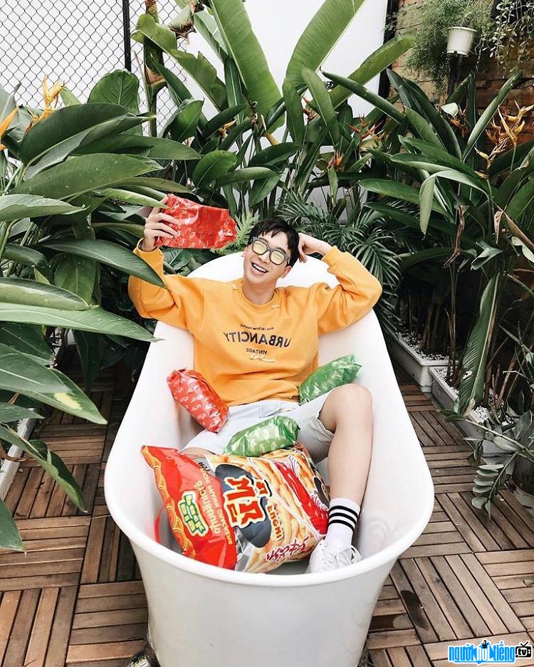 Food vlogger nổi tiếng Ninh Tito