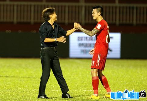  Picture of player Sam Ngoc Duc shaking hands with coach Miura