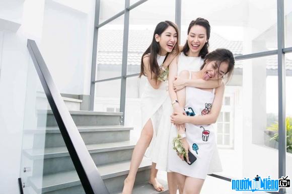  Photo of Pham Ngoc Khanh Linh with two famous sisters