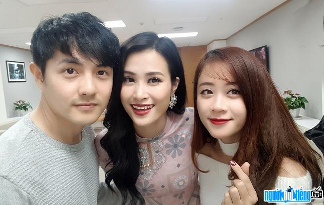  CCTalk Idol Do Thu Huong took a photo with singers Dong Nhi and Ong Cao Thang