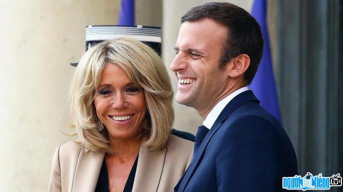 Bức ảnh phu nhân Brigitte Macron và Tổng thổng Pháp Emmanuel Macron