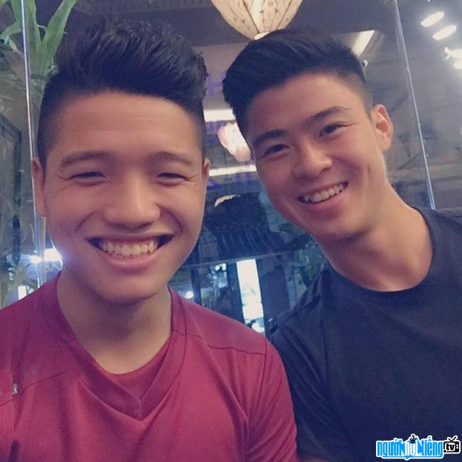  goalkeeper Phi Minh Long and player Duy Manh