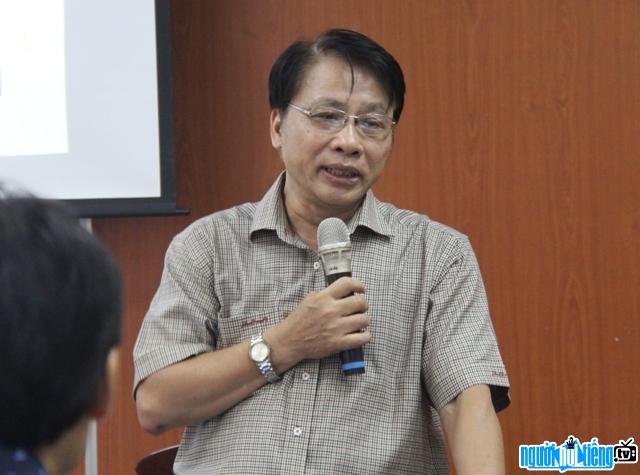 Trần Ngọc Thêm là một tiến sĩ Khoa học của Việt Nam