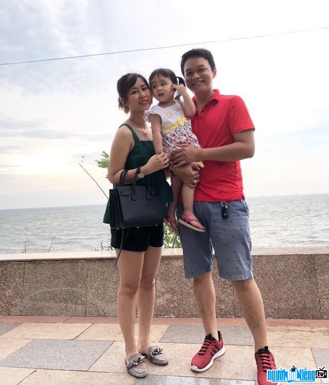 A photo of actor Quach Cung Phong happy with his wife and daughter